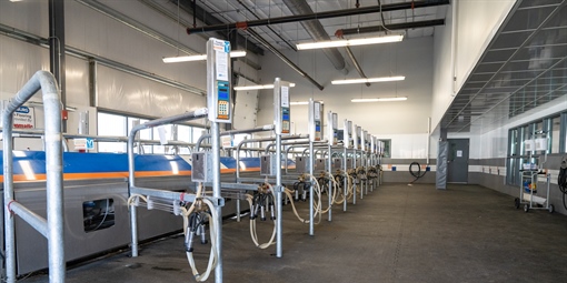 08) Milking Parlor - New Holland Pavilion #2